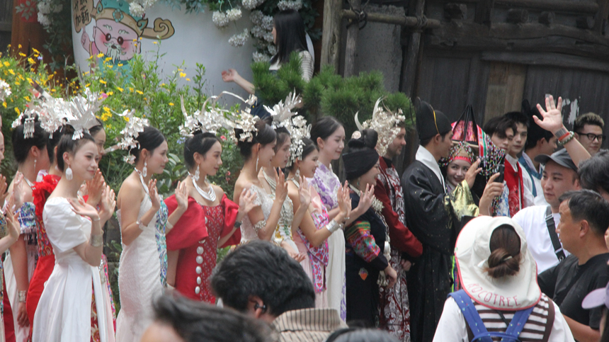 :“文旅+”擦亮“多彩贵州”新品牌pg试玩绘就假期多彩画卷!贵旅集团(图7) :“文旅+”擦亮“多彩贵州”新品牌pg试玩绘就假期多彩画卷!贵旅集团(图7)