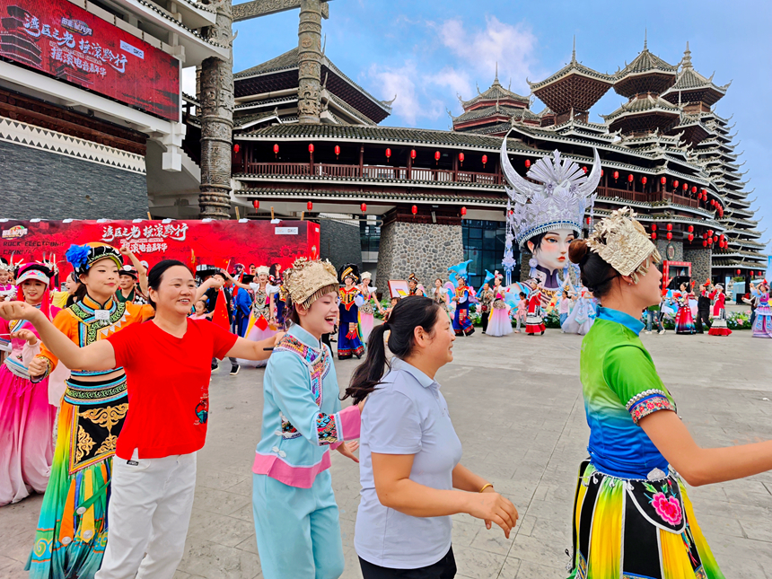 :“文旅+”擦亮“多彩贵州”新品牌pg试玩绘就假期多彩画卷!贵旅集团(图5) :“文旅+”擦亮“多彩贵州”新品牌pg试玩绘就假期多彩画卷!贵旅集团(图5)