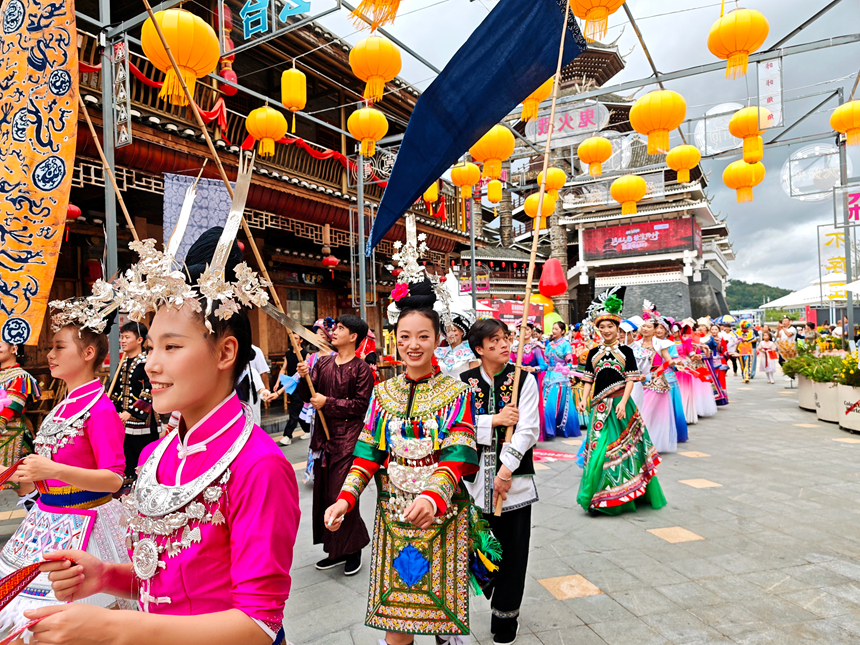 :“文旅+”擦亮“多彩贵州”新品牌pg试玩绘就假期多彩画卷!贵旅集团(图4) :“文旅+”擦亮“多彩贵州”新品牌pg试玩绘就假期多彩画卷!贵旅集团(图4)