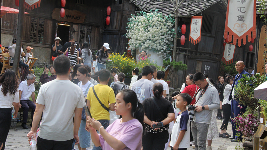 :“文旅+”擦亮“多彩贵州”新品牌pg试玩绘就假期多彩画卷!贵旅集团(图11) :“文旅+”擦亮“多彩贵州”新品牌pg试玩绘就假期多彩画卷!贵旅集团(图11)