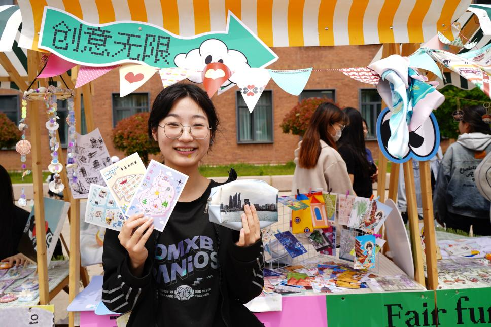 院文化创意市集暨视传专业课程联合展览举办pg电子模拟器青岛城市学院艺术与设计学(图2) 院文化创意市集暨视传专业课程联合展览举办pg电子模拟器青岛城市学院艺术与设计学(图2)